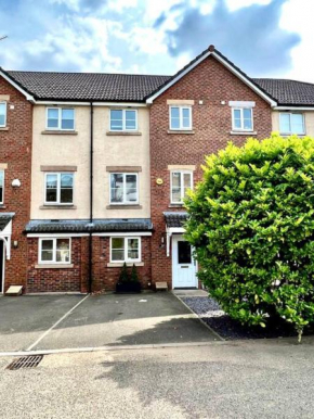Manchester View Large 5BR town house Parking